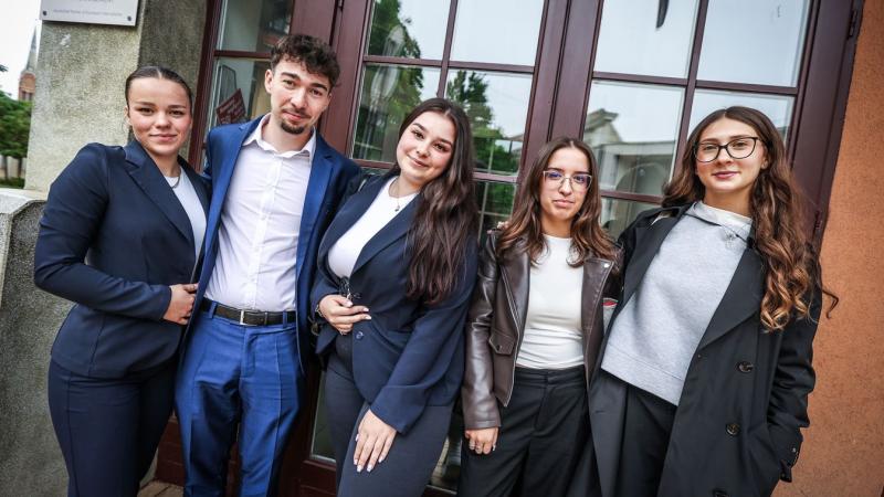 Az idei angol érettségi igencsak emlékezetesre sikerült. A diákok izgatottan léptek be a terembe, tele várakozással és izgalommal. A kérdések változatosak voltak, a nyelvtan és a szókincs mellett a szövegértés is komoly kihívást jelentett. A feladatok köz