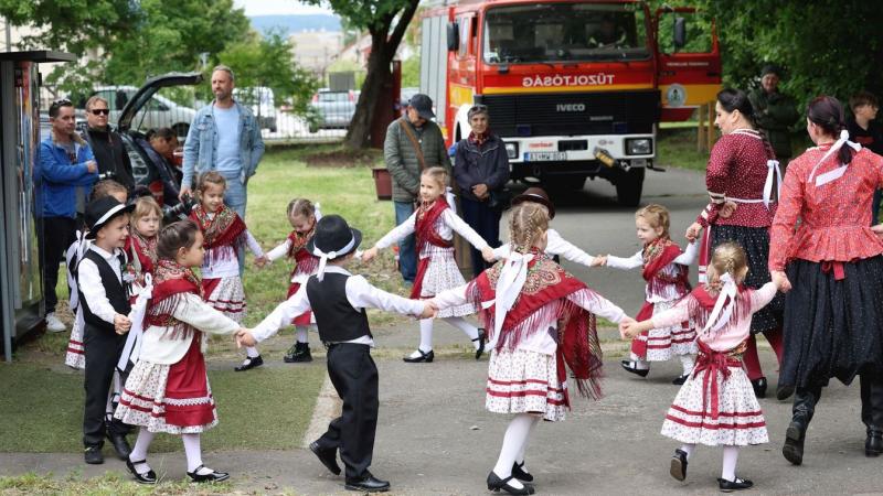 Az emberek áramlása a Győri kapuhoz nem mindennapi látványt nyújtott: még egy tűzoltóautó is megjelent a helyszínen - képekben örökítettük meg a pillanatokat.