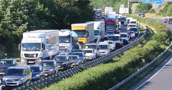 Szirénák harsogtak, ahogy a rendőrautók átgurultak az M3-as autópályán, ahol a forgalom megállt. A dugó közepén, váratlanul érkezett a pillanat, amikor a szülés megkezdődött.