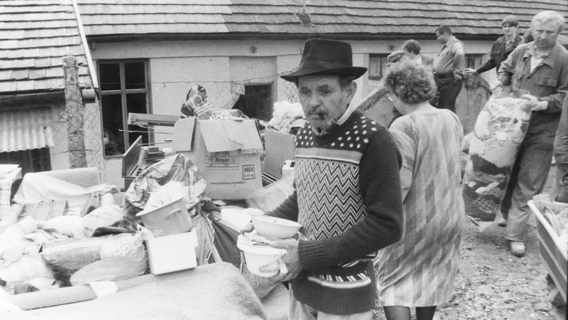 A városrész, ahol a falakat színes festmények díszítik, virágtartókban vidám kerti törpék mosolyognak, és a kerekek zötyögve köszöntik a betérő látogatókat.