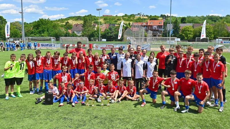 Eger SE U11-es csapata az Emerson-Suzuki-kupán lenyűgöző teljesítménnyel rukkolt elő, és még az idősebb korosztályú ellenfeleket is meglepte. Az ifjú tehetségek bátorsága és elszántsága példaértékű volt, hiszen nemcsak a saját korosztályukban, hanem a nag