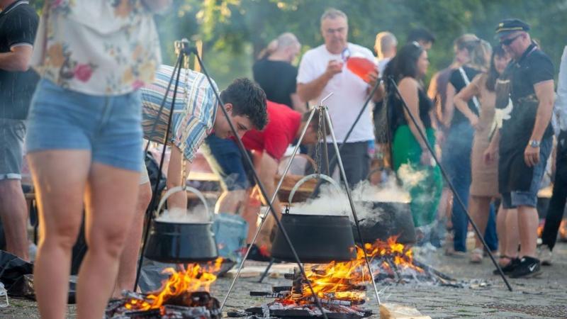 Baján hirtelen lángnyelvek csaptak fel, ám ezúttal senki sem futott el.