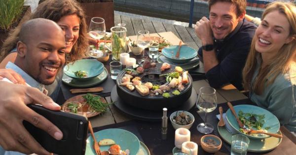 A tökéletes nyári grill vacsora titka abban rejlik, hogy a részletekre figyelünk, és az élményt a barátokkal vagy családdal való közös időtöltésre építjük. Először is, válasszunk ki friss, ízletes alapanyagokat: a zamatos zöldségek és a jó minőségű húsok 