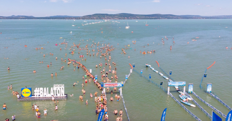 Kellemes időjárás vár ránk, és ezúttal ismét megrendezik a 43. Lidl Balaton-átúszást szombaton! A résztvevők számára lehetőség nyílik az új nevezésre is.