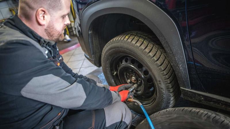 Íme néhány kreatív tipp, hogy megóvd autódat a nyári forróságban, különös figyelmet fordítva az abroncsokra!

1. **Parkolj árnyékban**: Ha lehetőséged van rá, válassz olyan parkolóhelyet, ahol az autó a nap sugaraitól védve maradhat. Ez segít megakadályoz