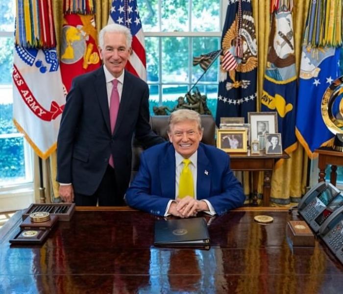 Trump apósa, aki korábban elítélt bűnözőként éli mindennapjait, most Macron francia elnököt veszi célba, hogy 
