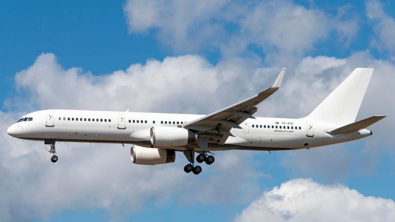 A fejünk felett elhaladt egy Boeing repülőgép, amely Liverpool legnagyobb sztárjait vitte magával az égen.