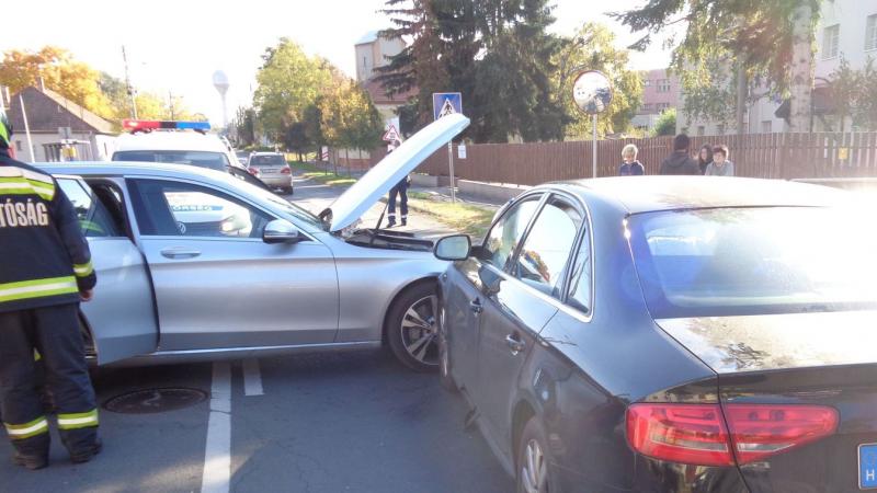 Sajnálatos esemény történt Balassagyarmaton, ahol egy lenyűgöző Audi és egy elegáns Mercedes ütközött. A baleset képei szívszorító látványt nyújtanak, hiszen mindkét autó csodás formatervezése és részletei immár a baleset áldozataivá váltak.