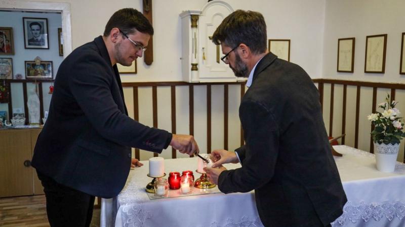 Egy különleges esemény zajlott a szolnoki Hetényi Géza Kórház falai között, ahol a bátor hősökre emlékeztek, akik életüket adták másokért. Az ünnepség során megható beszédek és személyes történetek hangzottak el, amelyek méltóképpen idézték fel azokat az