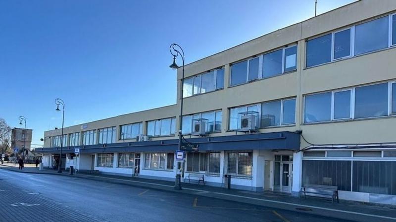 Feldúlt nő zúzta be a Fejér vármegyei vasútállomás ablakát (videó, fényképek)