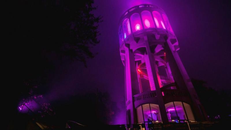 Fedezd fel Hajdú-Bihar különleges épületeit, amelyek lilás fényben tündökölnek! Mutatjuk, hol találhatod ezeket a lenyűgöző látványosságokat!