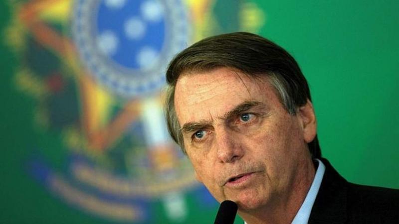 Jair Bolsonaro, a korábbi brazil elnök, házi őrizetéből előzetes letartóztatásba került. Az esemény jelentős fordulatot jelent a politikai tájképen, és komoly következményekkel járhat a volt vezető számára.