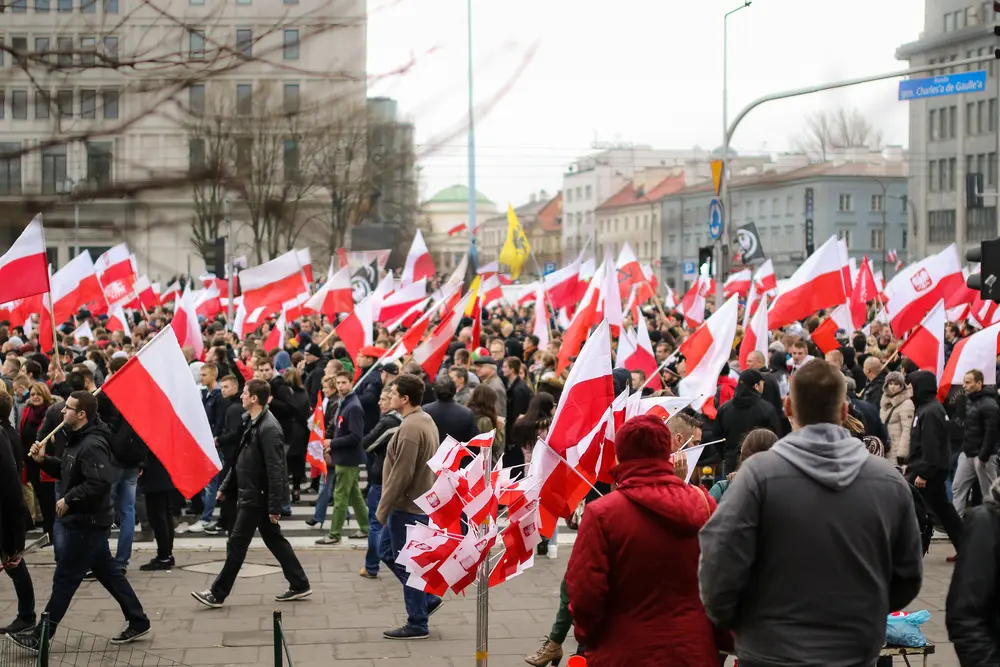 „A háború árnyékában” – figyelmeztetett Tusk, miközben a végveszély egyre közelebb érkezik.