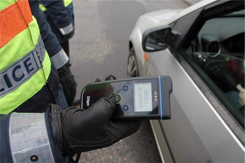 Legyünk óvatosak, és most különösen kerüljük el, hogy volán mögé üljünk, ha alkoholt fogyasztottunk. Az ittas vezetés mindig kockázatos, de jelen helyzetben még inkább érdemes tartózkodni tőle.