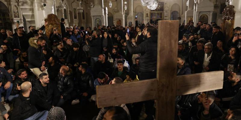 Több száz keresztény demonstráló vonult az utcákra Damaszkuszban, miután iszlamista csoportok felgyújtották a város egyik karácsonyfáját.