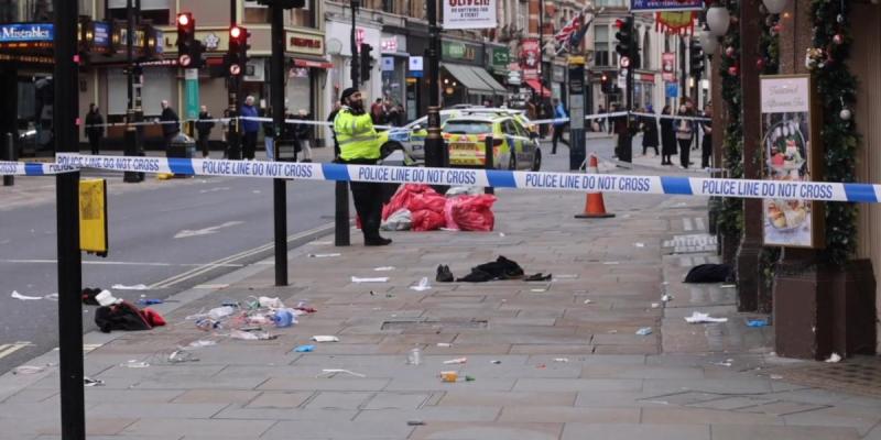 Londonban egy autó behajtott a járókelők közé, amely következtében egy ember súlyosan megsérült.