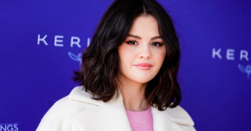 Ez a stílusos kabát igazán megérdemli, hogy azonnal a tiéd legyen! Selena Gomez már felvette, és rajta egyszerűen lenyűgözően mutat.