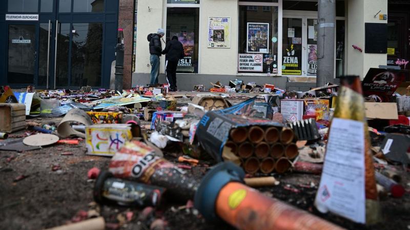 Videóra rögzítették, amint egy migráns rakétát indít egy gyerekszobába.