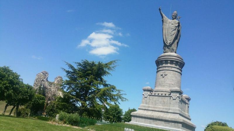 A történelem során számos pápa viselte a Viktor nevet, de Orbán néven nem ismert pápák. Összességében a 