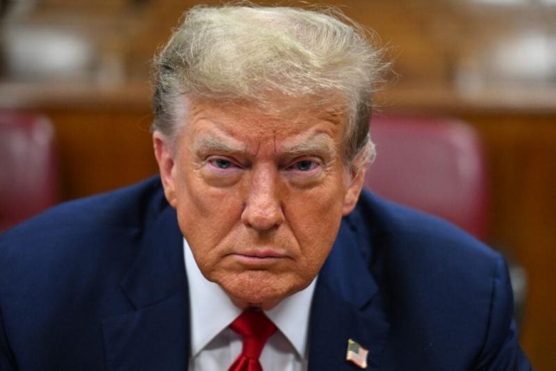 Donald Trump pápai ambíciókat dédelget, és a Szentatya hagyományos öltözetét is 