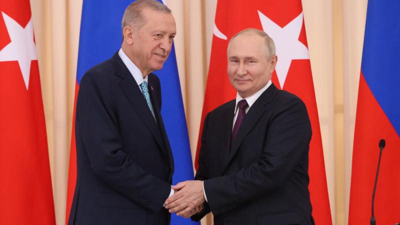 Erdogan és Putyin közelgő találkozója során fontos témákról esett szó: jövő csütörtökön Isztambulban rendezhetik meg az orosz-ukrán béketárgyalásokat.