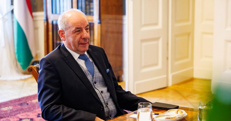 A köztársasági elnök sürgős és fontos kéréssel keresett meg a pápát, amely a két vezető közötti párbeszéd és együttműködés szorosabbra fűzését célozza. Az elnök szándéka, hogy a vallási és politikai értékek mentén közösen keressenek megoldásokat a társada
