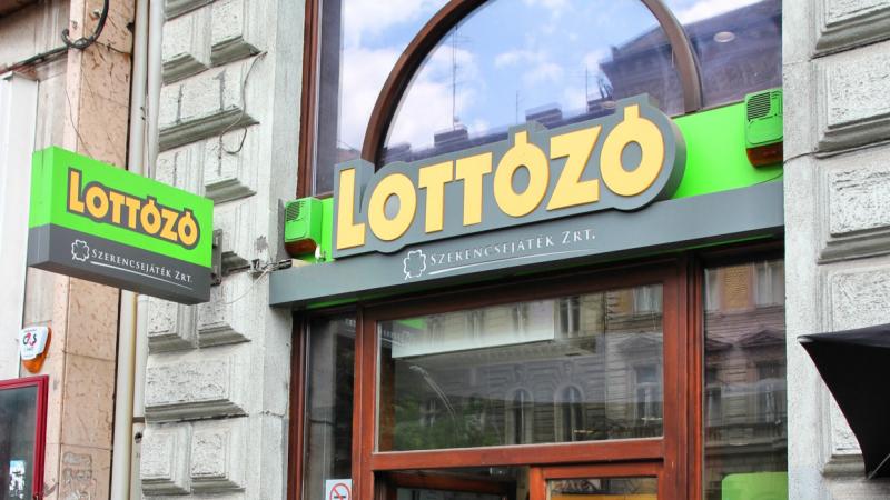 Megérkezett a legfrissebb hírsorozat a Hatoslottó új milliárdosának bemutatásával: Tibor névre hallgat, és a főváros szívében, az Oktogonon bukkant fel. A Pénzcentrum exkluzív interjújában osztotta meg izgalmas történetét.