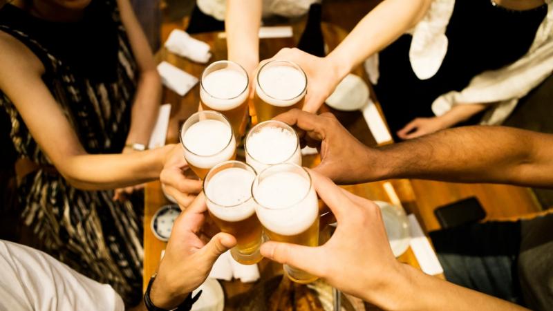 Ijesztő fordulatot vett a magyar sörpiac: a Dreher elképesztő bevétellel robbant be a köztudatba, miközben két versenytársa súlyos csapásokat kapott. A Pénzcentrum elemzése szerint a sörháború egyre élesebb, és a piaci részesedésekért folytatott küzdelem 