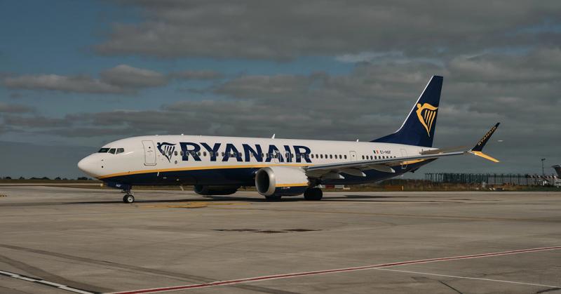 Pánikhangulat uralkodott el a Ryanair járatán, amikor tűzriadót rendeltek el. Az utasok között feszültség tapasztalható, ahogy a helyzet gyorsan elmérgesedett. A történtekről videó is készült, amely bemutatja a drámai pillanatokat.