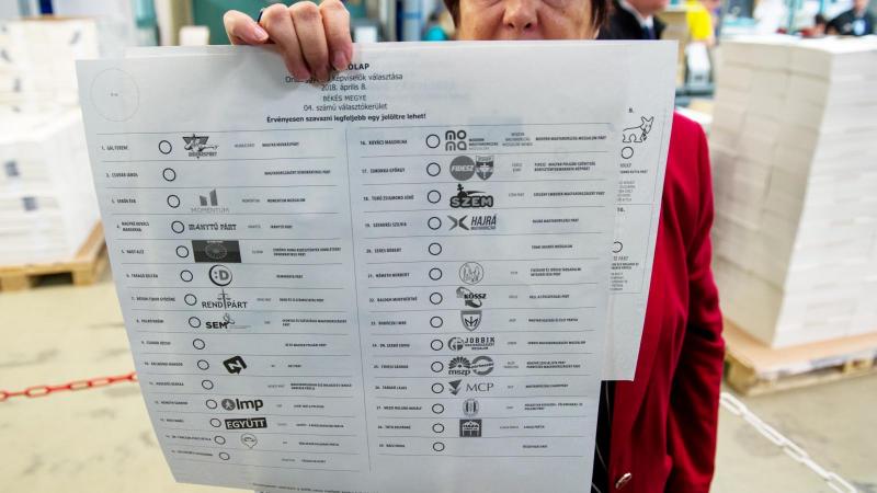A gombaszezon varázslatos időszak, amikor az erdők és mezők színes gombakalauzzá változnak. Ahogy a nap sugarai átsütnek a lombkoronán, a talajban rejtőző gombák kihajtanak, szikrázó kalapjaikkal hívogatva a felfedezőket. Az illatok keverednek, a friss fö