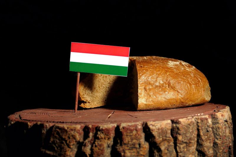 Egy külföldi boltban hungarikumokat kínálnak, de a magyarok gyorsan átlátnak a szitán, hiszen jól ismerik saját kulturális kincseiket.