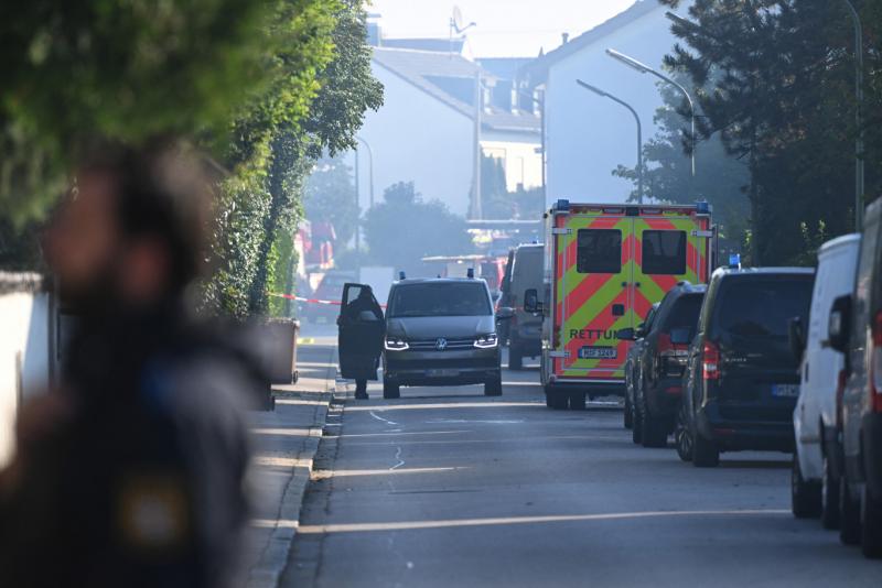 Robbanóanyag nyomaira bukkantak egy lángoló családi házban Münchenben.