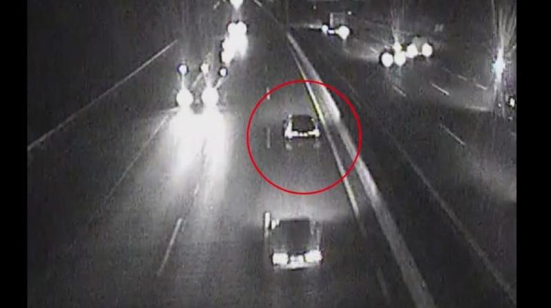 Tíz kilométeren keresztül haladt szembe a forgalommal egy osztrák nyugdíjas, aki láthatóan nem törődött a közlekedési szabályokkal. Az autók és motorok között, magabiztos léptekkel sétált, mintha csak a város utcáin sétálgatna egy nyugodt vasárnap délután