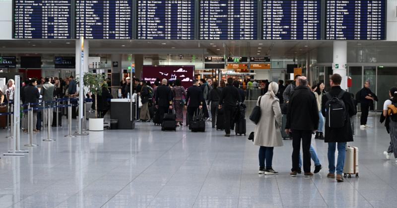 A Münchenbe tartó repülőgépen feszültség és zűrzavar uralkodott, amikor az utasok hangosan kifejezték elégedetlenségüket. Ezt látva a személyzet végre cselekedett, hogy helyreállítsa a rendet.