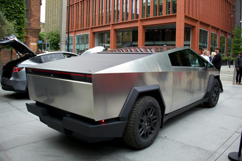 Súlyos tragédia történt, amely a Tesla Cybertruck egy potenciális hibájához köthető. A fiatalok életét vesztették, és a családtagok az autógyártót teszik felelőssé az esetért. A történtek mélyen megrázták a közösséget, és felvetik a kérdést, hogy milyen b