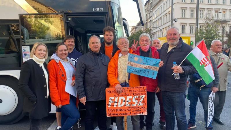 Október 23-án Magyarországot egy buszkonfliktusba keverheti Bütyök.