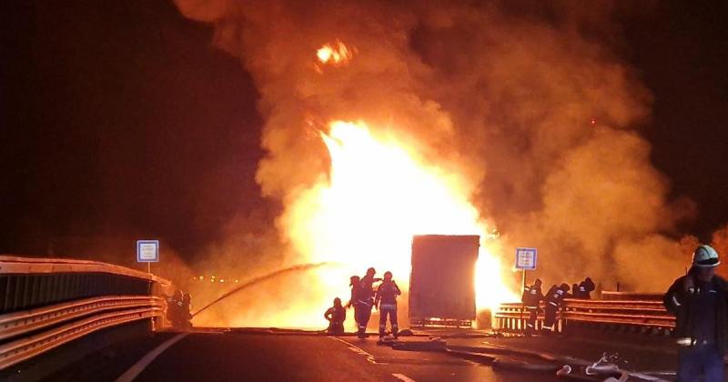 Egy kamion, amely 22 ezer liter motorolajat szállított, lángra kapott az M43-as autópályán.