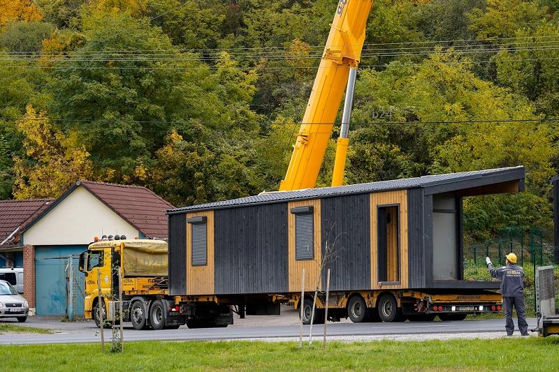 Vendégmunkások: A nagy felháborodást követően eltávolították Ózdról a varroda mobilházait.