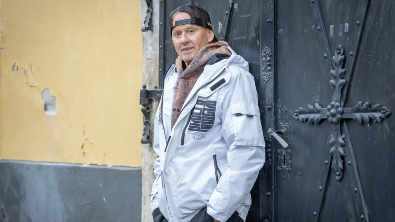 Október 23-án a rendőrök eltávolították Kikit a színpadról.