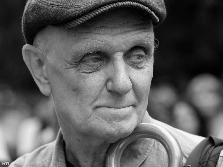 Elhunyt György Péter, a neves író, esztéta és médiakutató, akinek munkássága mély hatást gyakorolt a kortárs magyar kultúrára. Életpályája során számos fontos kérdést boncolgatott, és hozzájárult a médiatudomány fejlődéséhez. Emlékét megőrizzük, és öröksé