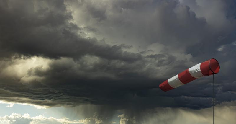 Kegyetlen széllökések zúdulnak a vármegyére csütörtökön: megérkezett az elsőfokú riasztás.