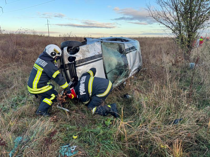 Szatmár megyében tragikus baleset történt, amelynek következtében egy ember életét vesztette, míg két további személy megsérült. Az esemény részletei még tisztázás alatt állnak.