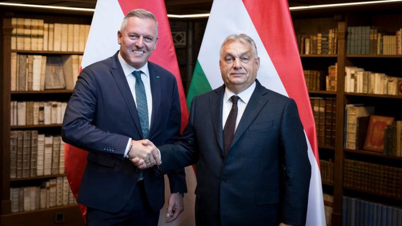 Ausztriában Orbán Viktor szövetségesének sikere bontakozik ki.