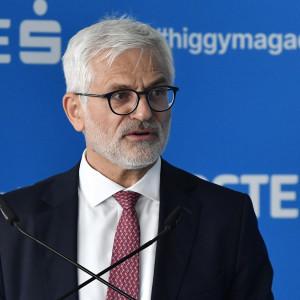 Erste-vezér: Szükség van arra, hogy újragondoljuk, mennyire lehet tartósan és megbízhatóan tervezni Magyarországon.