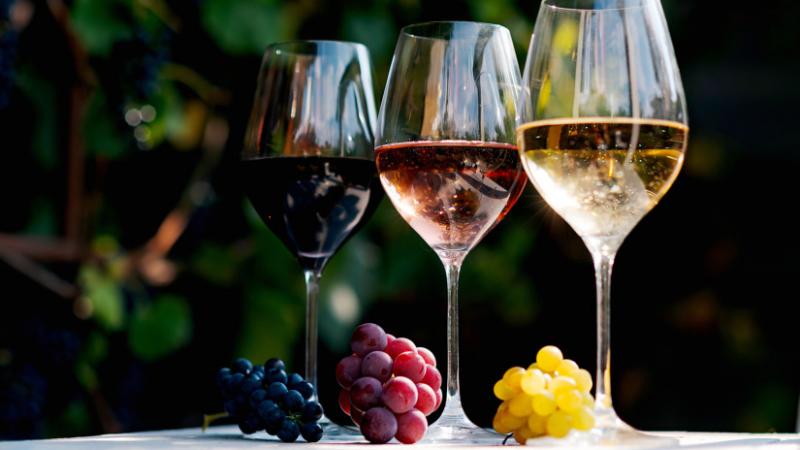 A magyar borászat nehéz időszakot él meg, ám a termelők számára új remények születtek. A szakma számára évtizedek óta kihívást jelentő lejtmenetben most mentőövet kínálnak, amely segíthet a helyzet javításában. Az Agrárszektor cikke szerint a válaszlépése