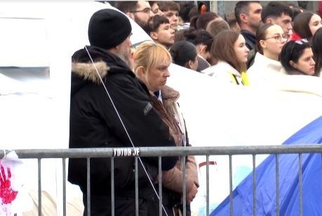 Dijana Hrka már 15. napja folytatja éhségsztrájkját, miközben infúziós kezelést kap, de eltökéltsége töretlen. A Vajdaság MA híre szerint a helyzet komoly, de Dijana nem hajlandó feladni a harcot.