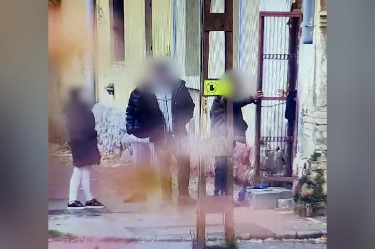 A testvéri kötelék egy különleges, mély kapcsolat, amely a vérségi köteléken túl is létezik. Ez a kötelék gyakran a közös élmények, titkok és emlékek szövevénye, amely összeköti a testvéreket, akár jóban, akár rosszban. A testvérek egymás legnagyobb támas