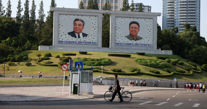 Észak-Koreában egy házaspárt kivégeztek a gyerekek szeme láttára, mert a rendszer szerint túlságosan is sikeresnek számítottak. Ez az esemény rávilágít arra, hogy a hatalom milyen szélsőséges intézkedéseket hajlandó hozni a társadalmi normák és a politika