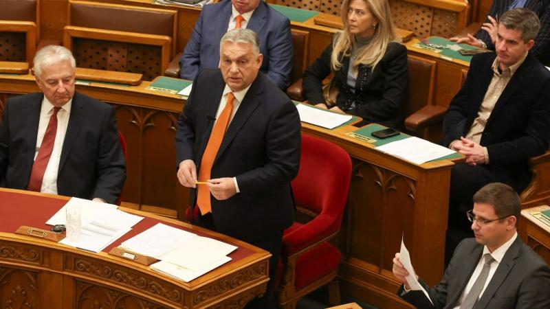 Orbán Viktor: Az ellenzék stílusa méltatlan és alpári + videó

Az Orbán Viktor által tett legújabb kijelentésekben a miniszterelnök éles bírálatot fogalmazott meg az ellenzéki politikai stílusról, amelyet szerinte alpárinak és méltatlannak tart. A beszédé