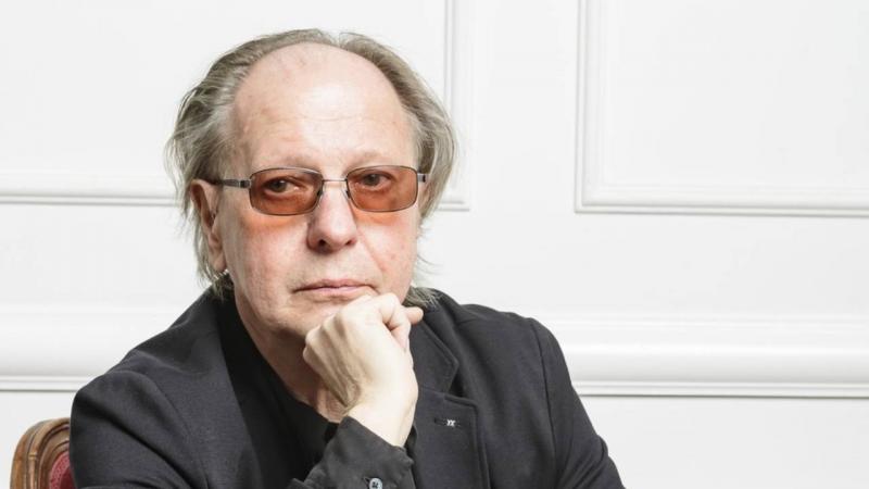 Ő Balázs Fecó, a közismert művész ritkán felbukkanó fia: egy jelentős eseményen tűnt fel.